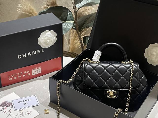 折叠礼盒 Chanel 香奈儿 24C黑色羊皮菱格纹金扣链条 手提斜挎马鞍包 元宝小猪包 成色：全新 尺寸：23.5*13.5