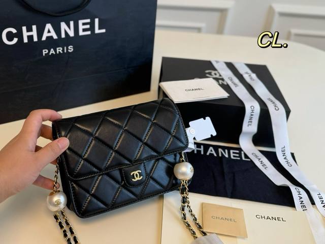 折叠盒 Size：19×13 Chanel双金球珍珠发财包 经典百搭的菱格纹和皮穿链 搭配两颗大珍珠金球 贴合时下复古潮流～ 款式真的超级无敌洋气