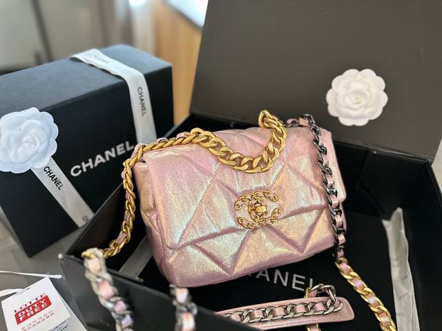 折叠礼盒包装 原单专柜品质 Chanel 19小羊皮 绝美珠光渐变 最近好多明星都在背chanel 19 这款包是由老佛爷karl Lagerfeld和chan