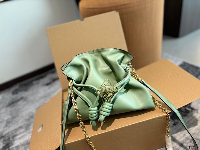 礼盒 Loewe 罗意威 Flamenco Bag迷你抽绳水桶包 有一种法国特有的浪漫与时尚感，感觉flamenco是loewe的礼物 尺寸：30 23