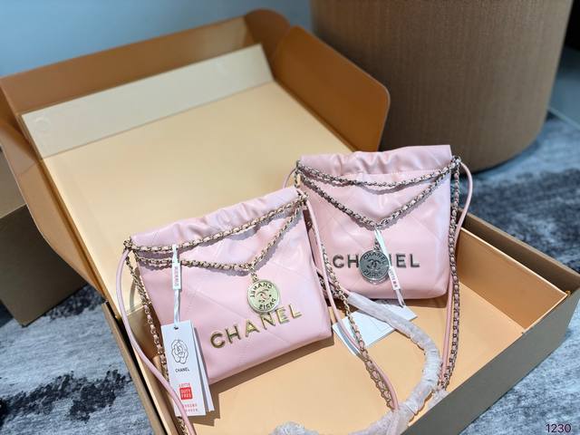 Chanel 金币托特包 慵懒随性又好背 上身满满的惊喜 高级慵懒又随性 彻底心动的一只 Size：20 22Cm 礼盒