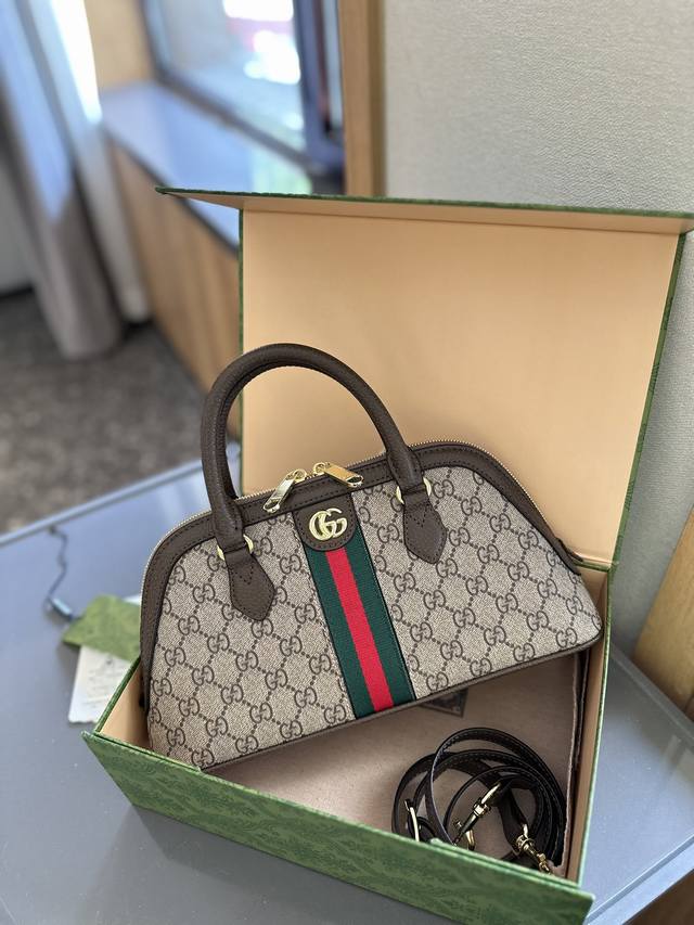 礼盒包装 Gucci Ophidia 系列波士顿横版贝壳包包 Ophidia系列以新意款式献礼早秋系列。这款手提包采 用米色和乌木色 Gg Supreme 帆布