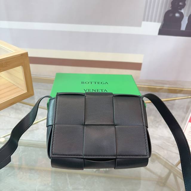 礼盒 Bottega Veneta 适合春夏秋冬的季节 Bv高级 Cassette手袋 编织豆腐包 新款，简洁的线条，柔软的包身，并且相当实用，街头巷尾它的身影