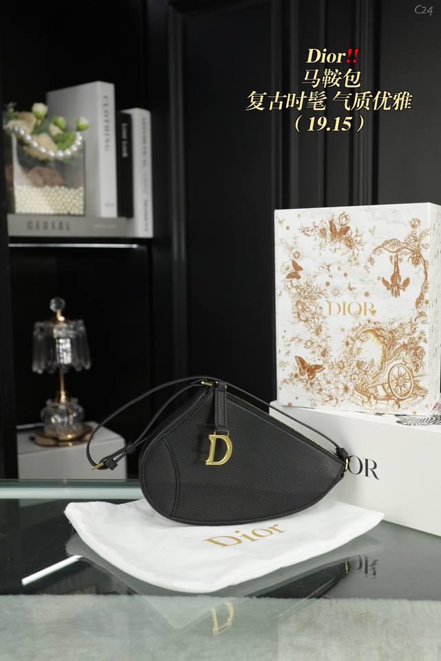 配全套礼盒 Dior迪奥 新款马鞍包 超级好搭配 一年四季皆可 适合日常出行 闺蜜逛街 都是超级不错的选择 尺寸19.15
