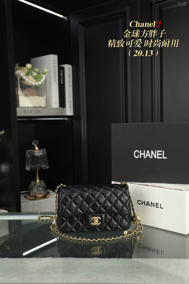 配全套礼盒 Chanel香奈儿 金球链条包 一款颜值与实用性并存的一只包包 谁看了不迷糊呢 经典黑金 Chanelcf外形增加了金球为亮点 可调节链条真香，多种