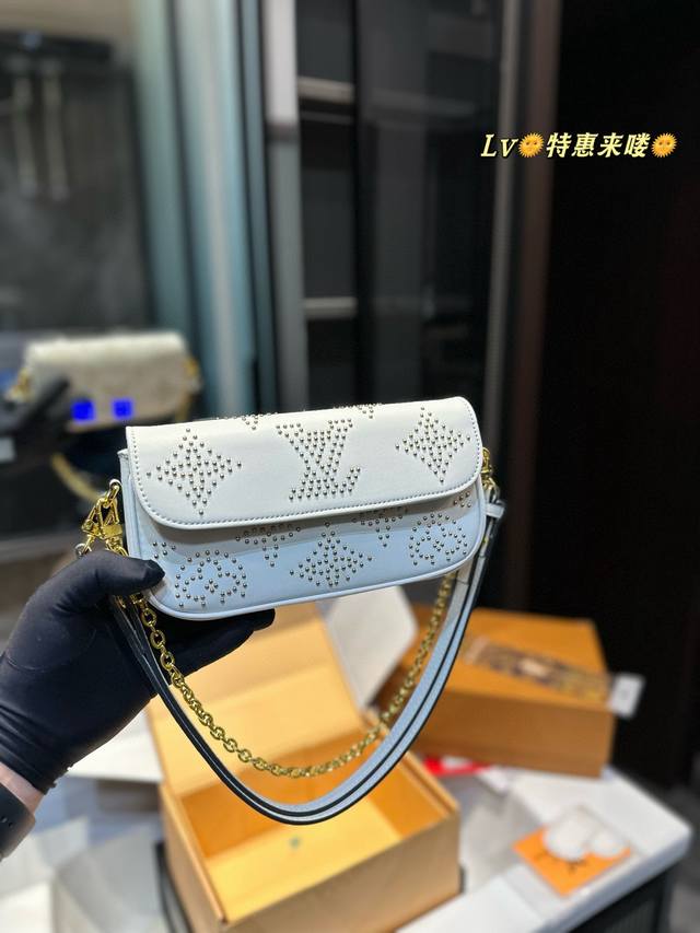 特惠 折叠礼盒 Lv 2023 新品 Ivy ！巨值得！！！质感太好了，面料可耐造，这种包包就是时髦又有范！干净利落！ 重点是境外货 你背出去不会尴尬！大大方方