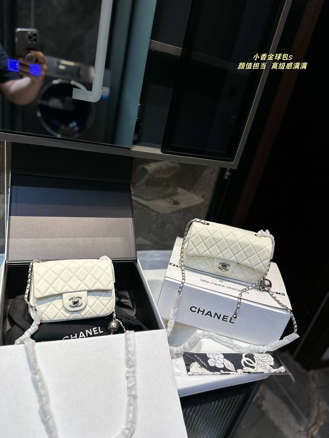 折叠飞机礼盒 Size：17×12小号 20×12大号 Chanel 香奈儿新颜色小银球方胖子 菱格设计，双c包扣，皮穿金属链条～ 小银球可调节链条长度，质感细