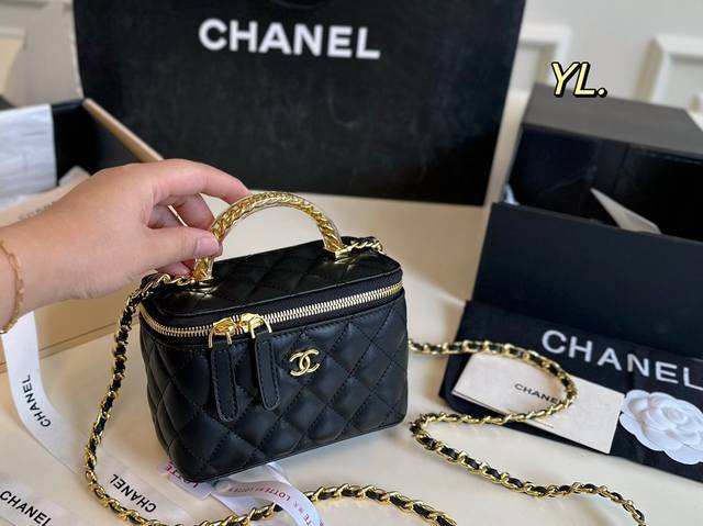 折叠盒 Size:16×11 Chanel 香奈儿手提菱格盒子包 小盒子质感满，颜值在线！ 精巧别致，链条调节长短～ 包身轻便，小巧可爱 时髦又好看，值得入手