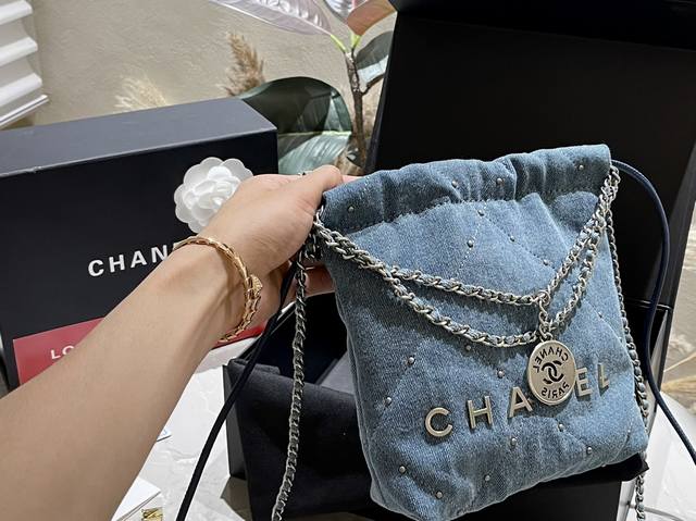 原单 折叠礼盒 Chanel 新款 打钉 牛仔22Bag 以数字命名的“垃圾袋” 2021 年10 月，Chanel 品牌艺术总监virginie Viard在