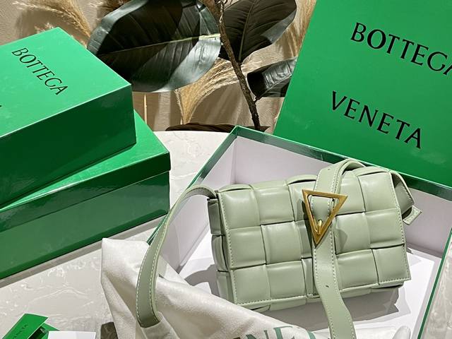 折叠礼盒 Bottega Veneta Bv高级 Cassette手袋 编织豆腐包 新款，简洁的线条，柔软的包身，并且相当实用，街头巷尾它的身影无处不在，牛皮