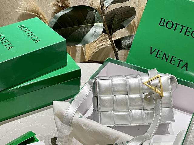 折叠礼盒 Bottega Veneta Bv高级 Cassette手袋 编织豆腐包 新款，简洁的线条，柔软的包身，并且相当实用，街头巷尾它的身影无处不在，牛皮
