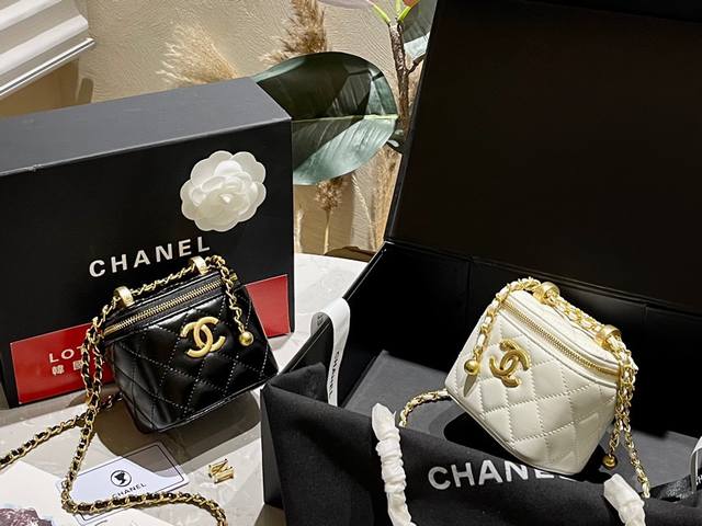 原版皮 折叠礼盒 Chanel 双金球 盒子包 小香必入款 香奈儿 Chanel 新款啦好可爱的盒子包 萌化了我的少女心呀软软糯糯的小羊皮，感觉像棉花糖一样，柔