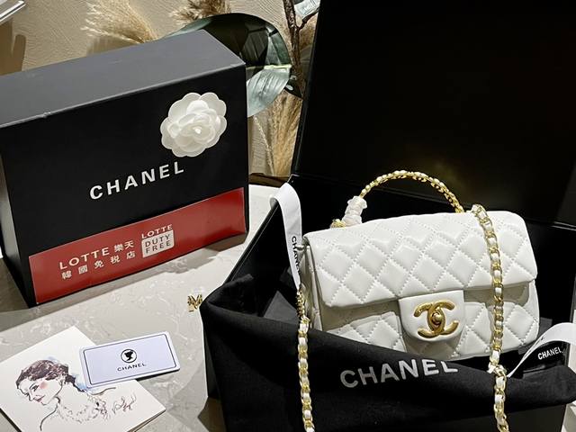 折叠礼盒 Chanel 香奈儿 24S 镶钻手柄cf 绝美 实物比照片好看，在树脂的手柄和镂空的中间选择了这 款镂空，因为树脂的还是怕氧化和碰碎，这款好绝啊，