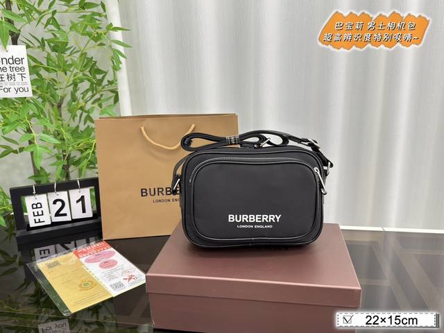 配折叠盒 Size:22×15 巴宝莉burberry 男士相机包 超高辨识度的巴宝莉格纹，品牌logo的装饰瞬间提升逼格，特别吸睛。 肩带的设计很舒服，宽度刚