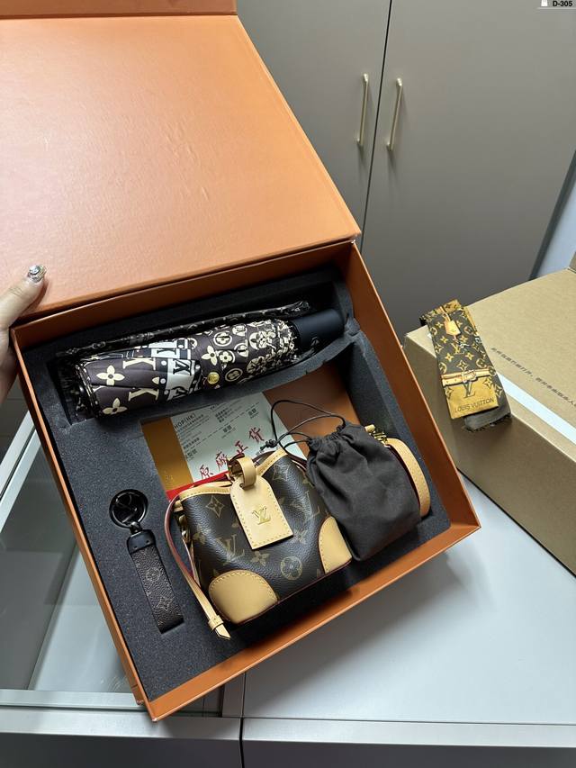 超值套盒送礼首选 Lv烧卖套盒 太阳伞+钥匙扣 最火爆的一款包包，实物超好看！ D-305尺寸12×12 折叠盒 飞机盒