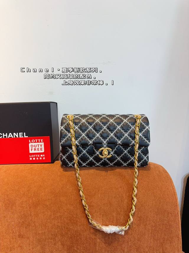 配礼盒 Chanel 香奈儿 Cf链条包 时时刻刻展现最美的你。可单肩，斜挎，尽显女人优雅气质 是一款超级百搭的休闲链条包尺寸 ：25*6*15Cm