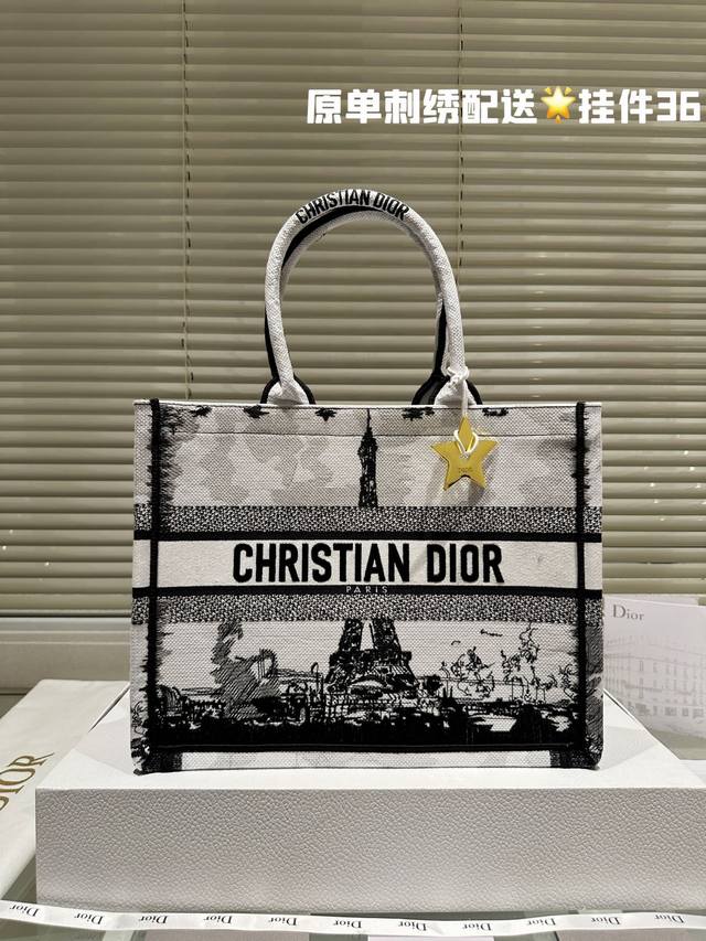 3D浮雕原版布 Dior 原版布提花 Dior Book Tote今年最喜欢的一款购物袋 Tote我用的次数最多的包，因为容量超级大，不管什么东西都向里面放，当