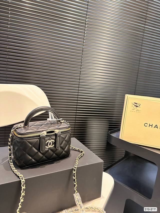 折叠礼盒 Chanel 香奈儿 金属手柄woc 化妆包 时时刻刻展现最美的你。可单肩，斜挎，尽显女人优雅气质 是一款超级百搭的休闲链条包尺寸 ：16 10 货号