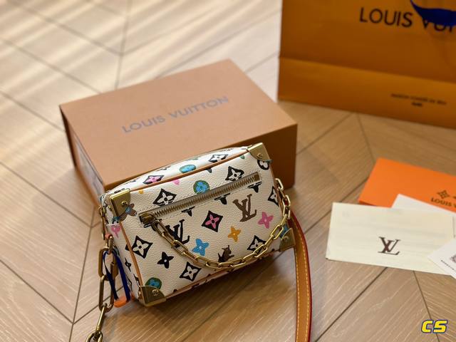 折叠盒 Lv今年最好看的一只包男女通吃 Lv的这只软盒子mini Soft Trunk 真是lv今年最时髦的小包了吧！虽说是男款但绝对是男女通吃的时髦小包 其实