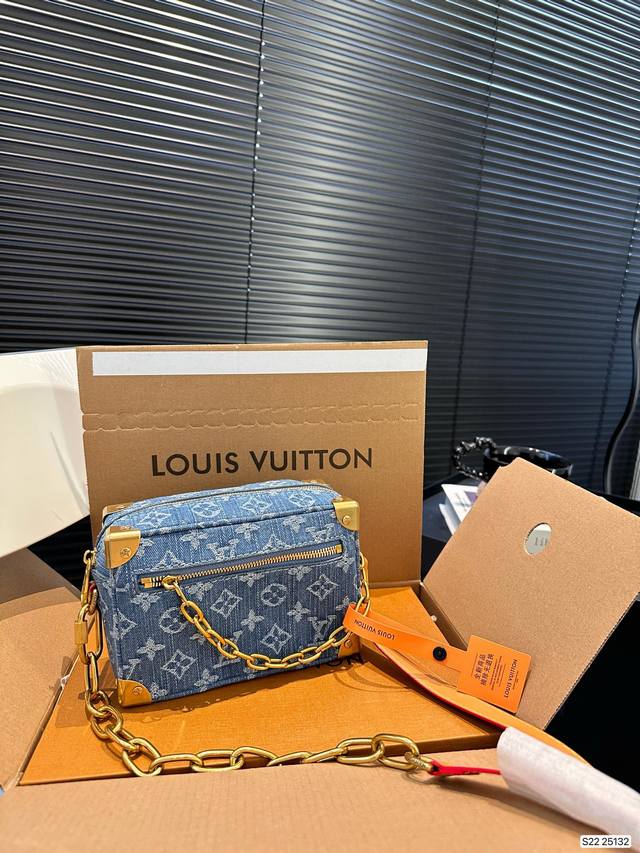 配飞机盒折叠盒子 Lv牛仔方盒子，不得不说louis Vuitton在设计师virgil Abloh的手里时髦出了新高度，完全成为时髦精和潮人的标配。这个小盒子
