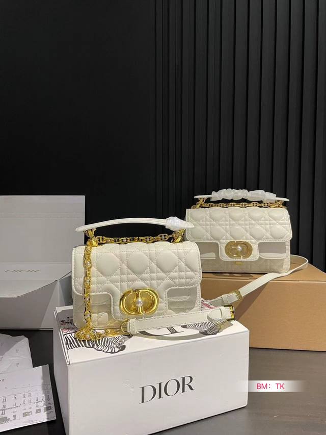 小号 大号 配折叠礼盒 Dior迪奥新款jolie 新款的包包jolie 来咯 非常精致 全新的造型 复古 酷时尚 优雅集于一身 搭配可拆卸珍珠链 绝美 尺寸：
