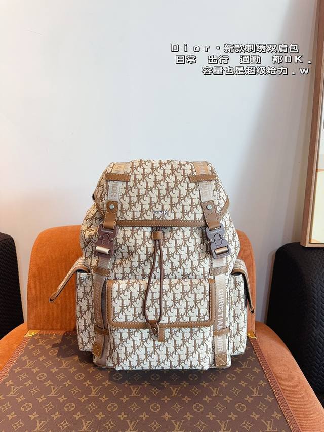 Dior 这是超酷的一只包 双肩包，也可做旅行袋 容量超级感人非常的实用 出差三四天背这只包 尺寸:31*14*44Cm