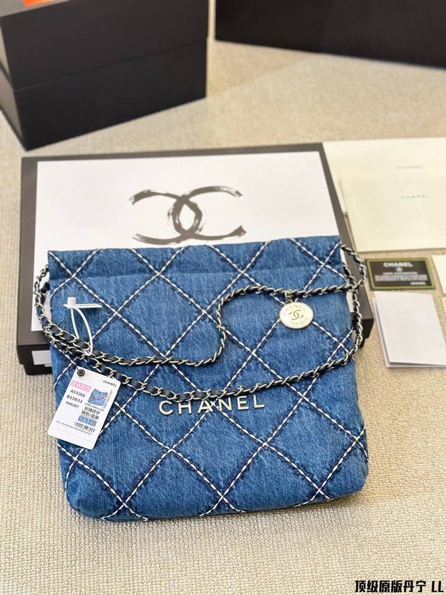 原版丹宁 Chanel 22Bag 以数字命名的“垃圾袋” 2021 年10 月，Chanel 品牌艺术总监virginie Viard在2022年春夏 时装秀