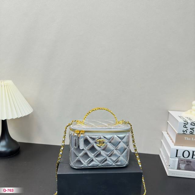 配折叠盒 Chanel 23P 新品 高级镂空手柄 盒子包 化妆包 小箱子 最近的盒子包系列真的好火，小盒子当然是异常可爱啦。尺寸17.12Cm