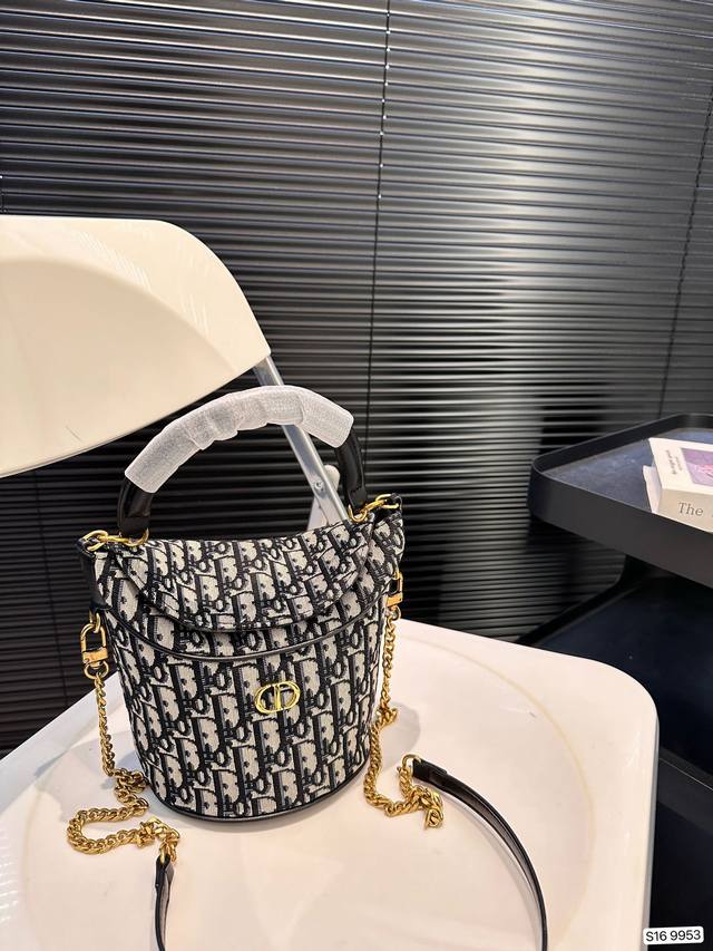 配盒子 迪奥水桶包 Dior 链条水桶包 Oblique印花面料精心制作，可收纳日常所需，搭配可拆卸链条，可收纳腋下斜挎。 尺寸15.5 17 货号9953