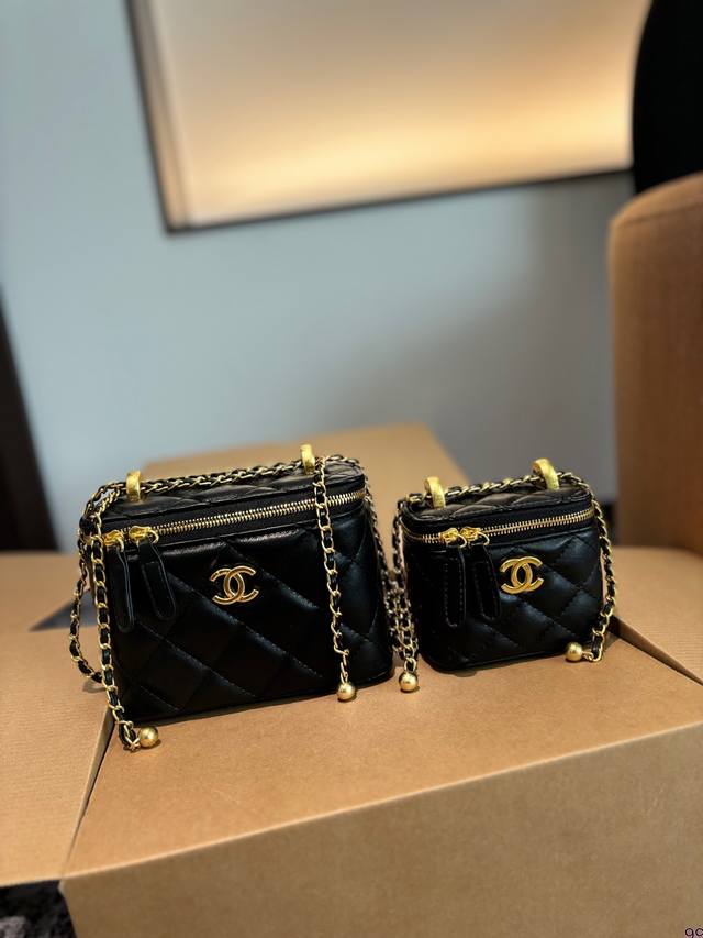 礼盒包装 Chanel 24P 小金球 调节扣 做到全球断货就是它，Chanel金球盒子包没错了，又是香奈儿因为太火爆，都卖光光了小巧的包型和可爱的小金球哪个女