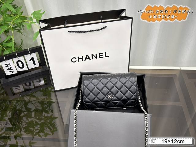 配全套礼盒 size:19×12 Chanel香奈儿 woc发财包 羊皮纹银扣 ？魅力无限 释放你的时尚态度 外形独特，有很多可爱的颜色可选，简直是不可错过的时