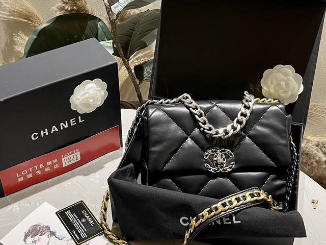 原版皮 折叠礼盒 官网飞机箱子 Chanel 19小羊皮 小香羊皮最近好多明星都在背Chanel 19 这款包是由老佛爷Karl Lagerfeld和Chane