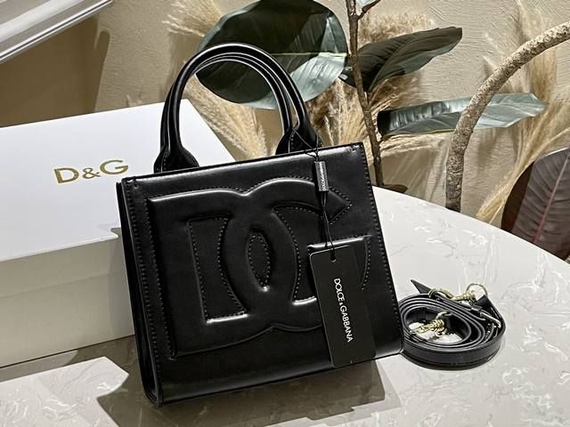 礼盒包装 杜嘉班纳 DG斜挎包 手提包 超高级的极简风设计 独特的艺术气息 颜值高 集美必入 尺寸 20cm