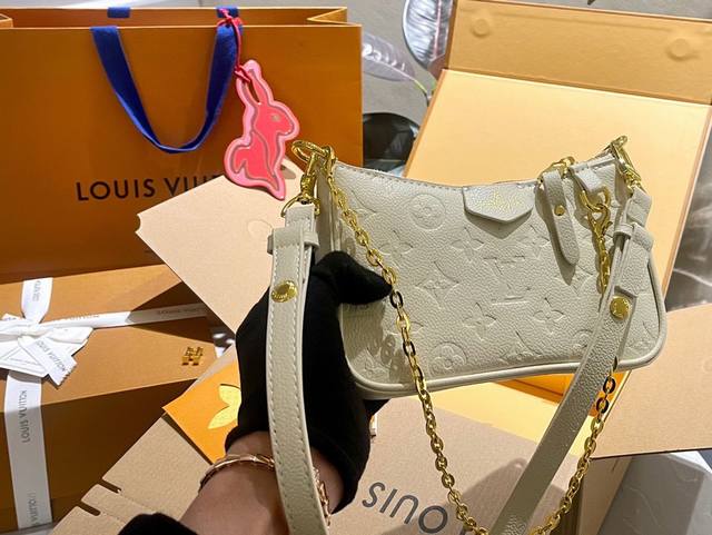 礼盒包装 LV 新品 浮雕麻将包 this is a超级无敌精致小巧卡哇伊伊的哇迷你浮雕小斜挎包 配有2条肩带 尺寸 19cm