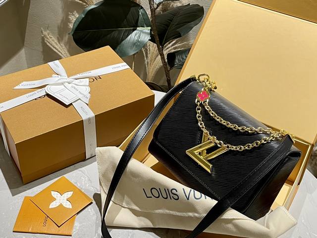 折叠礼盒 LV 新款 限定 Twist 水波纹 纽扣 最新最火款Twist Denim 出货了 呈现新古典 Twist 中号手袋。造就聚焦设计：翻盖的超值 明快