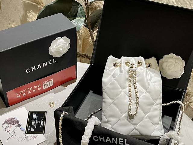 折叠礼盒 Chanel 金球 双肩包 慵懒随性又好背 上身满满的惊喜 高级慵懒又随性 彻底心动的一只 size：18 22cm