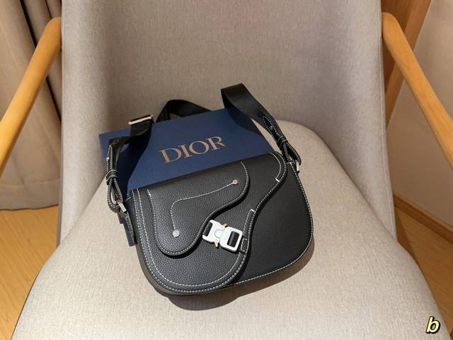 高版本 Dior 迪奥 新款信使包马鞍包 尺寸23×15×5 礼盒包装