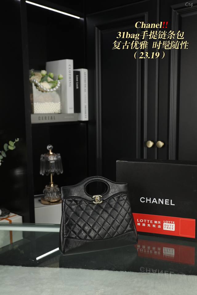 配折叠盒 Chanel香奈儿23A 31bag链条包 这种独具设计感的经典款很难见到的哇～ 这种颜值的美包简直是遇到了就必背的存在 相比较以前的中古来说～新款的