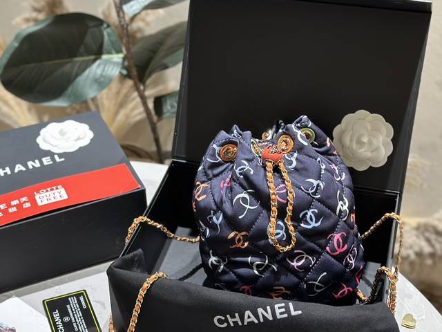 涂鸦 Chanel 新款 涂鸦 水桶包 慵懒随性又好背 上身满满的惊喜 高级慵懒又随性 彻底心动的一只 size：19 22cm