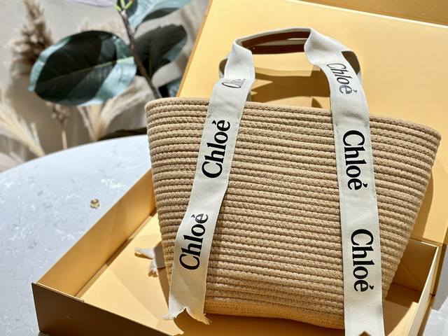 飞机盒包装 chloe 克洛伊 这个新款草编包菜篮子 印logo的手提袋和皮肩带还有草编的组合真的好清爽炒适合海边，是属于夏天的包没错啦而且到目前为止没有跟任何