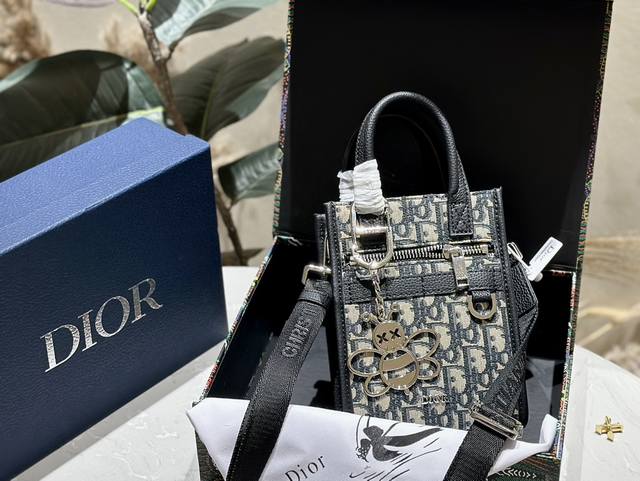 礼盒包装 配送小蜜蜂挂件 迪奥dior Safari迷你托特包琴谱包mini tote 尺寸14×19×5