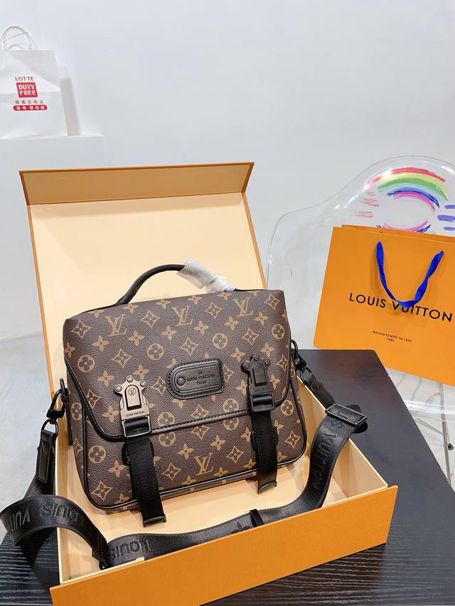 折叠礼盒 Lv Trail 邮差包 M46972老花 黑皮 向品牌元素采撷灵感，为经典 Monogram Macassar 帆布融入标识肩带和硬箱风格快拆式搭扣