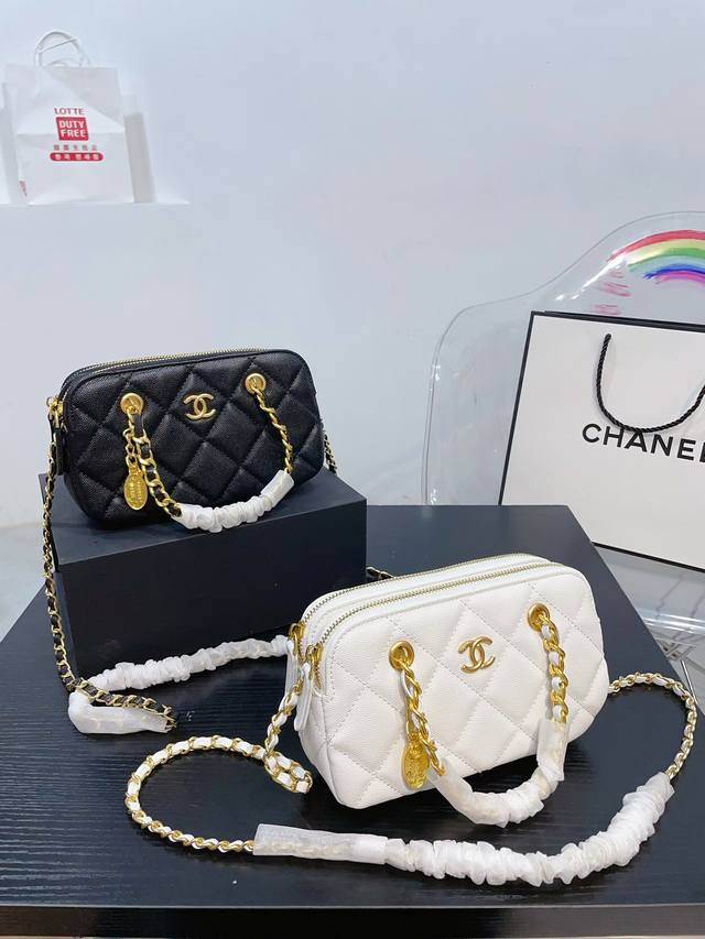 折叠礼盒 Chanel香奈儿 23K金币双皮穿链手拎包 精美的小双C和金币吊坠是灵魂点缀～ 又是一款可遇不可求的时尚单品 喜欢的姐妹冲！！！ 尺寸20.5.11