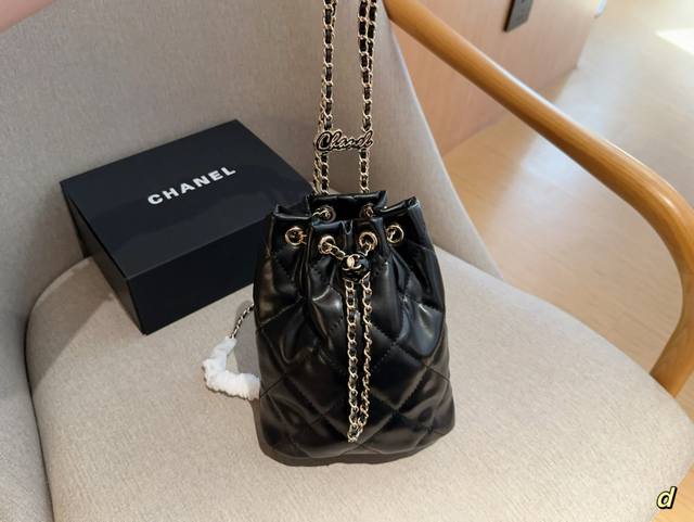 香奈儿Chanel 24s新品秀款抽口水桶包 双肩链条包 尺寸16×21×8 礼盒包装