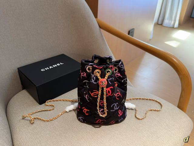 香奈儿Chanel 24s新品秀款抽口水桶包 双肩链条包 尺寸16×21×8 礼盒包装