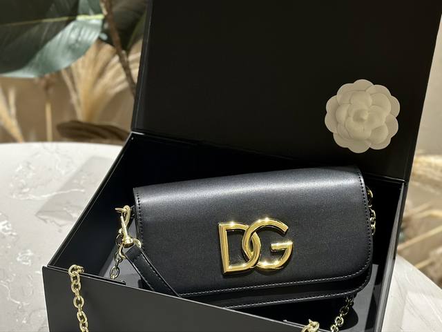礼盒包装 DG杜嘉班纳 链条包 正面饰以精致五金大logo 清新的颜色，配以精致的 金属链条，优雅贵气～ 实属时尚达人的标配 尺寸20