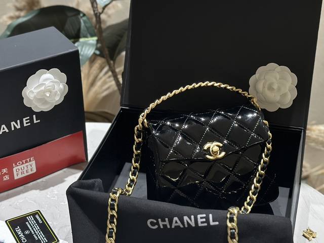 漆皮 折叠礼盒 Chanel 24ss新款黑金色调美包子~也太好看啦！ 奢华风格好让人着迷～黑金色的搭配既展现淑女的优雅 又不失干金的高贵气质啦四每一次穿搭都能