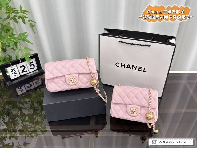 大号 配折叠盒 小号 配折叠盒 size:19×10 17×11 Chanel香奈儿 金球链条包 一款颜值与实用性并存的一只包包 谁看了不迷糊呢 经典黑金 Ch