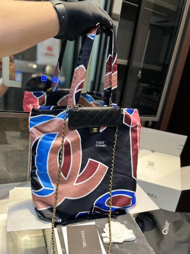 折叠礼盒 Chanel 新品 最热门的购物袋！变形购物袋超火每个明星网红人手一个的节奏！特点是容量巨大！材质也是今年大热的流行元素 简洁的字母设计可以搭配任何颜