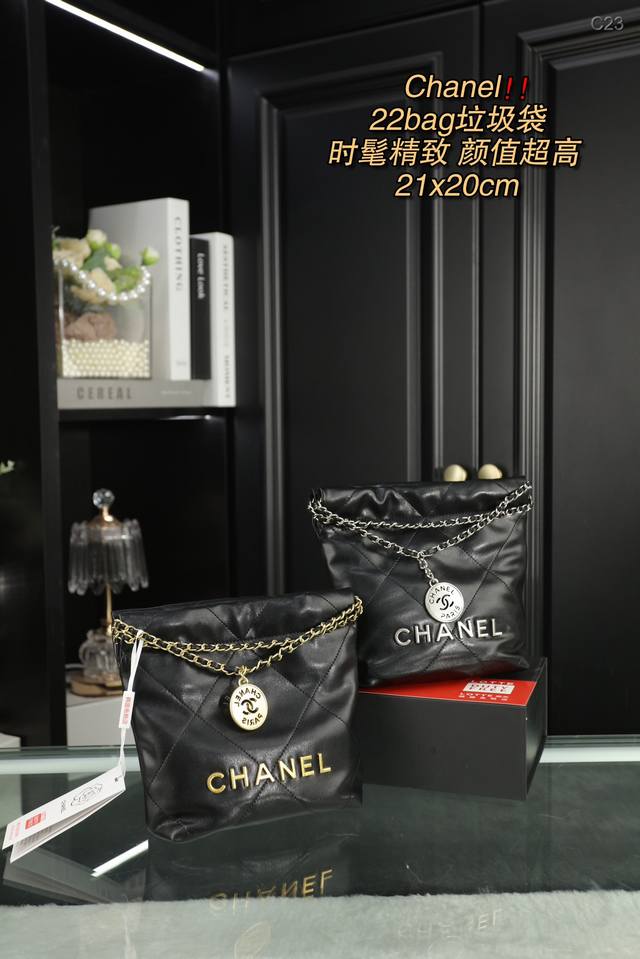 配全套礼盒 香奈儿Chanel mini22bag垃圾袋 尺寸就是说或许可爱了吧 难怪一推出专柜就一只难求 小小一颗真的好精致号 带珍珠链细节就丰富起来了 迷你